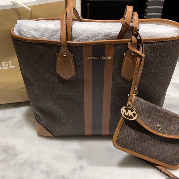 New with tags!!✨✨Michael Kors✨✨ Tote Bag and Wallet. Currently in stores. - Picture 5 of 5